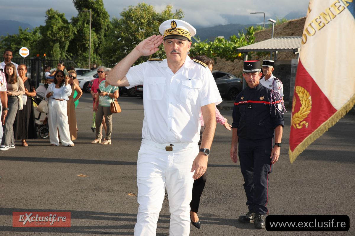 Revue des troupes par le sous-préfet de Saint-Benoît Fabrice Bonicel