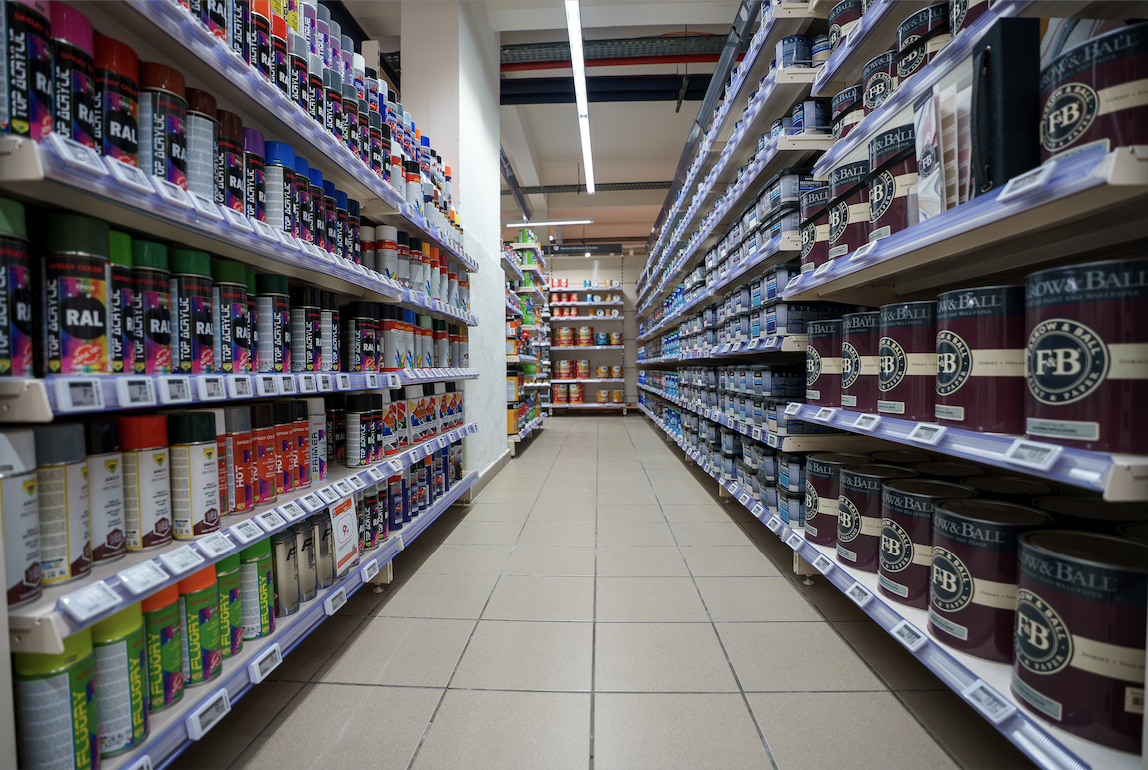 Le rayon bricolage au sous-sol de Maison Ravate