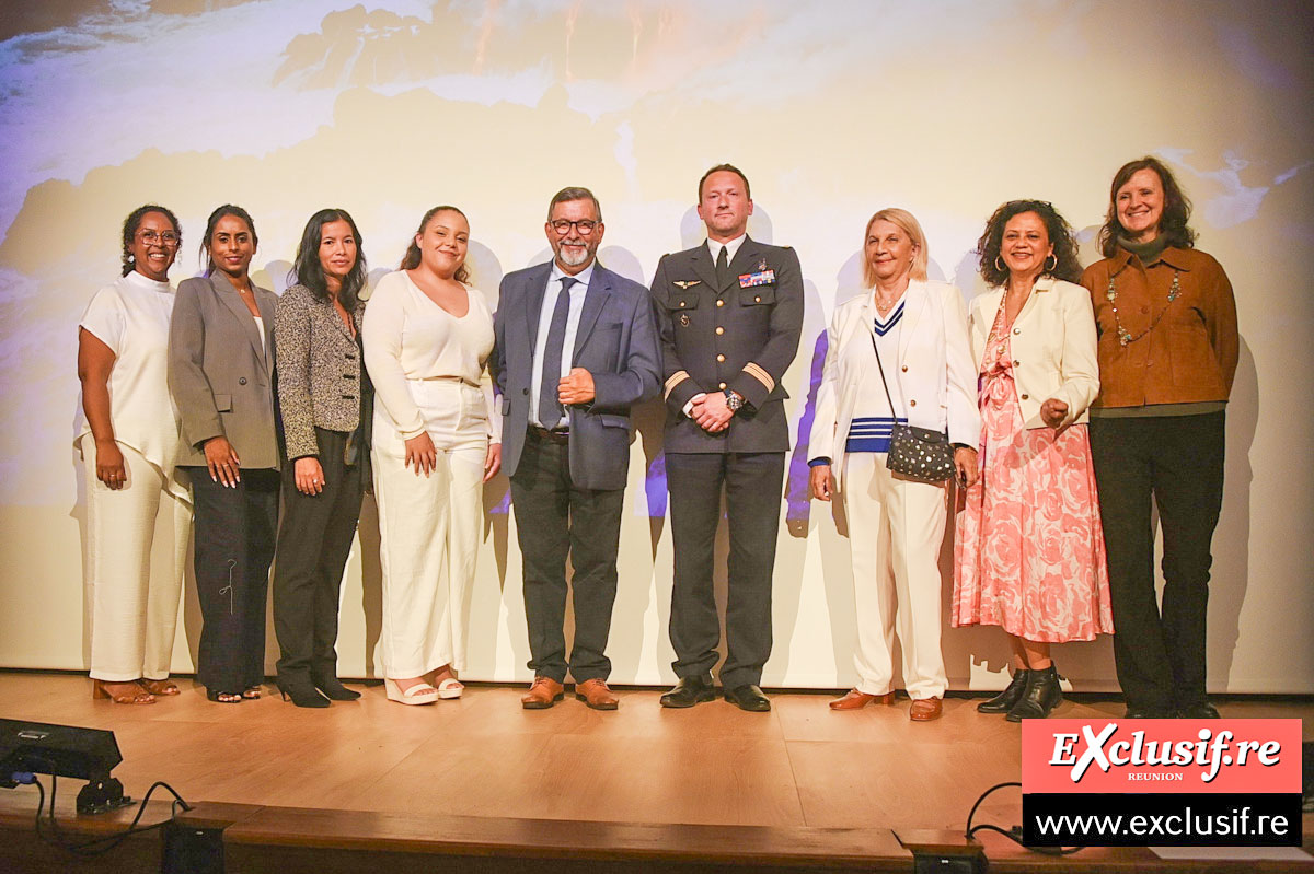 Patrick Lebreton, président du Comité Réunionnais du Tourisme, son staff, le colonel de l'Armée de l'air, et à droite, Florence Méaux, directrice du théâtre