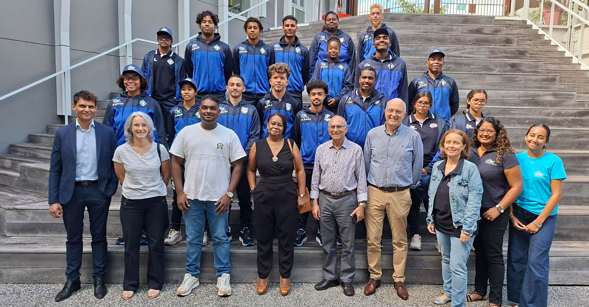 La photo de famille avec les responsables du Groupe CRC et les clubs représentés