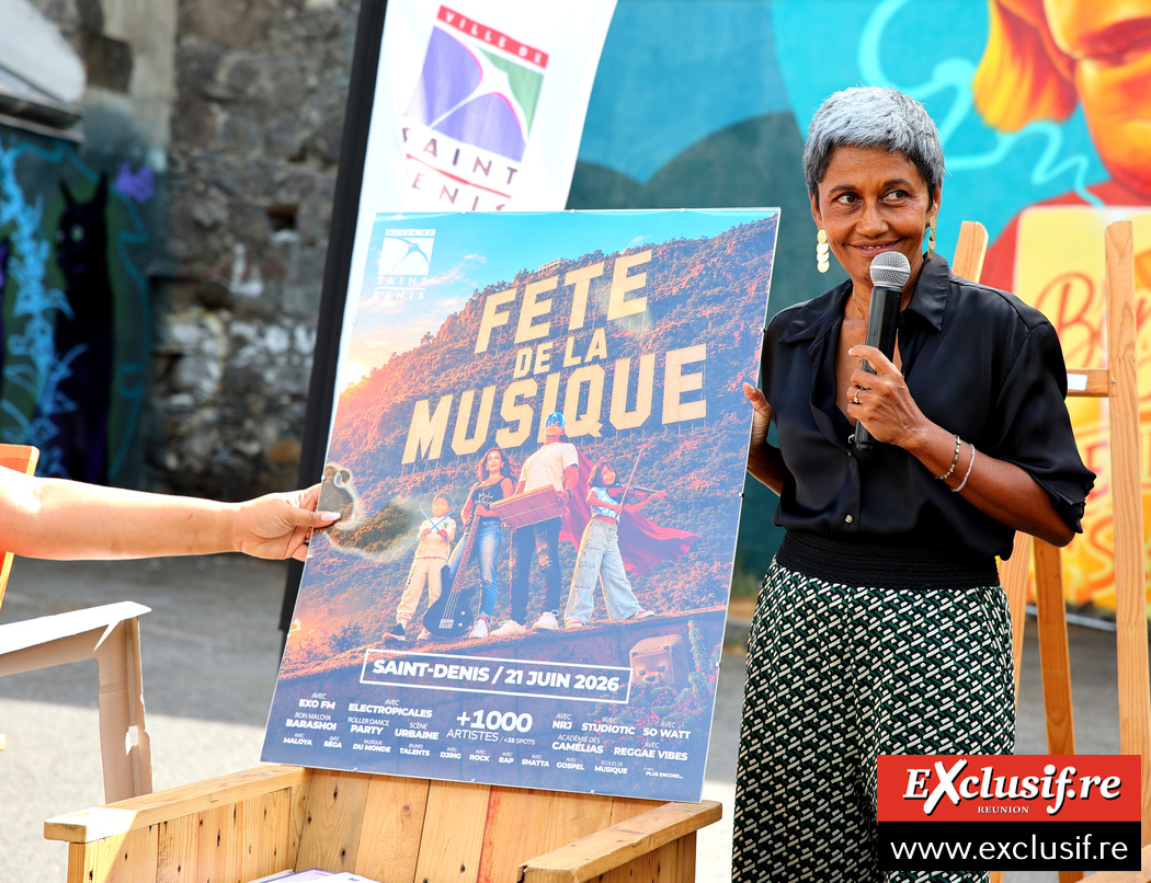 La maire devant l'affiche 2026