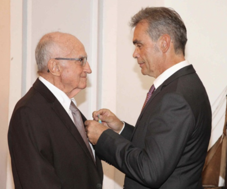 Médaille de la Jeunesse et des Sports et de l'Engagement Associatif remise par le sous-préfet Gilles Traimond,