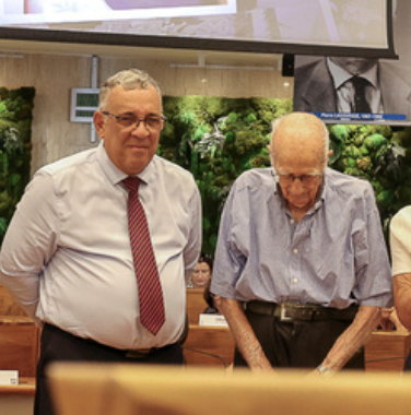 Paul Versini était venu récupérer le Prix Départemental du Mérite de son fils Pierre-Yves, décédé quelques semaines plus tôt. Il était particulièrement ému et abattu et ça se comprend. Ici aux côtés e Gilles Hubert, vice-président du Département