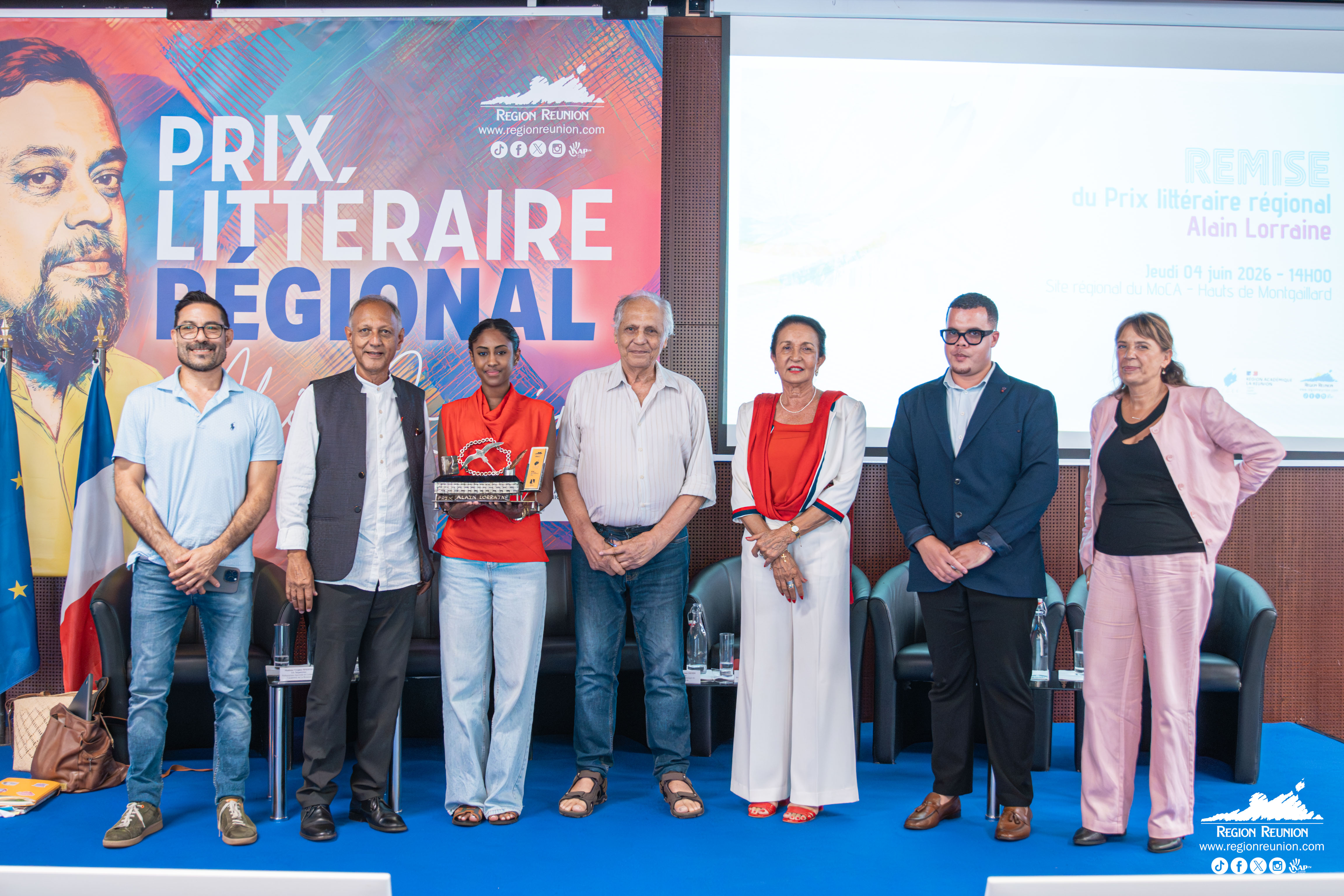 La photo de famile avec le 1er Prix: «Maloya fénwar» - Maelle Tionohoué / Lycée Antoine Roussin