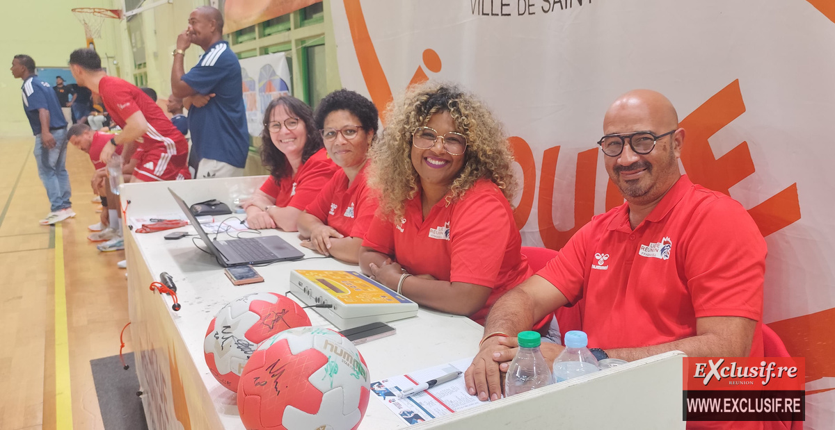 Des officiels trés souriants