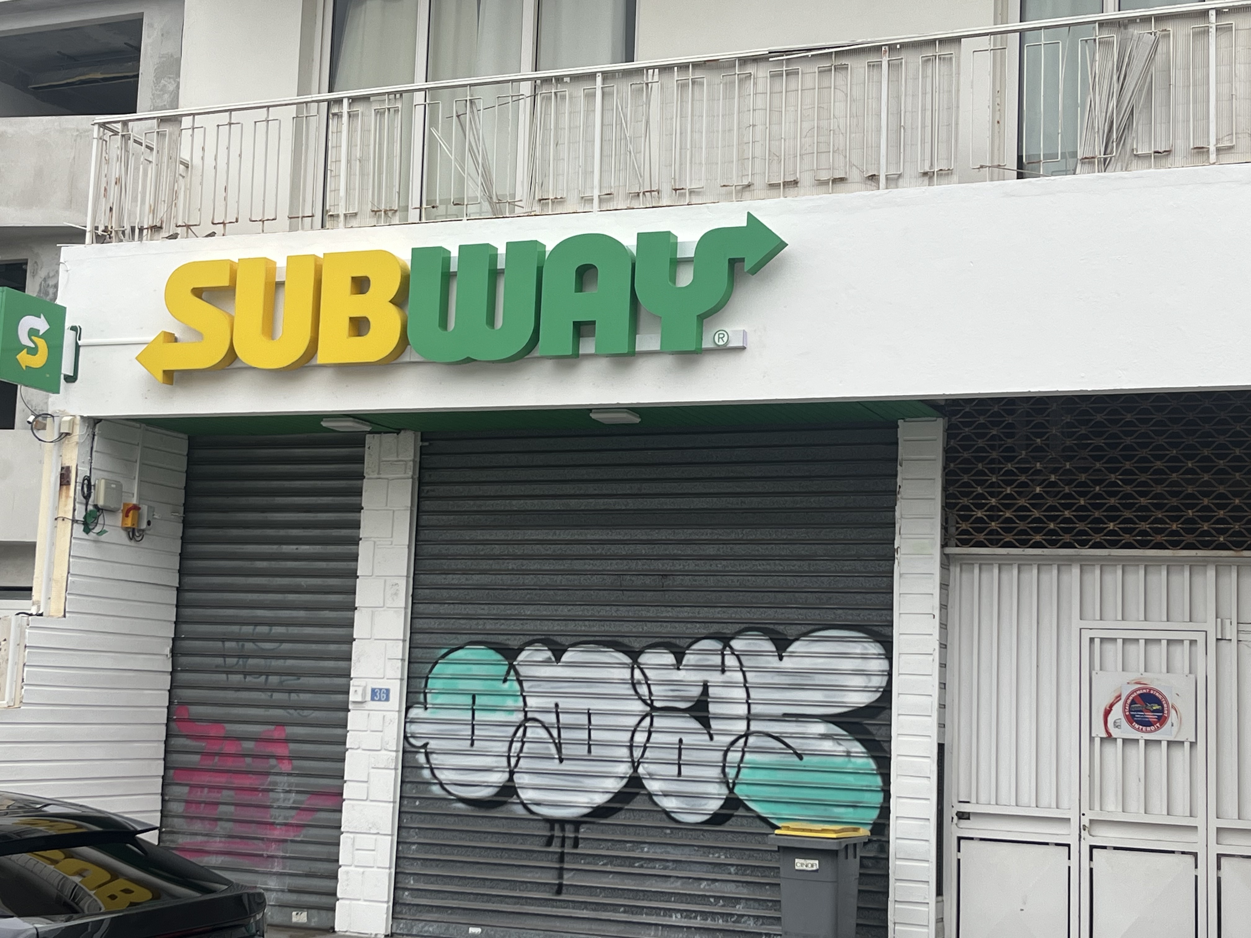 L'enseigne est éjà posée rue Pasteur à Saint-Denis (Réunion), le reste suivra...