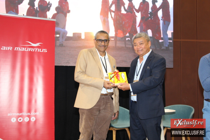 Zakaria Omarjee, directeur Air Mauritius à La Réunion, et Jean-Alain Wong-So