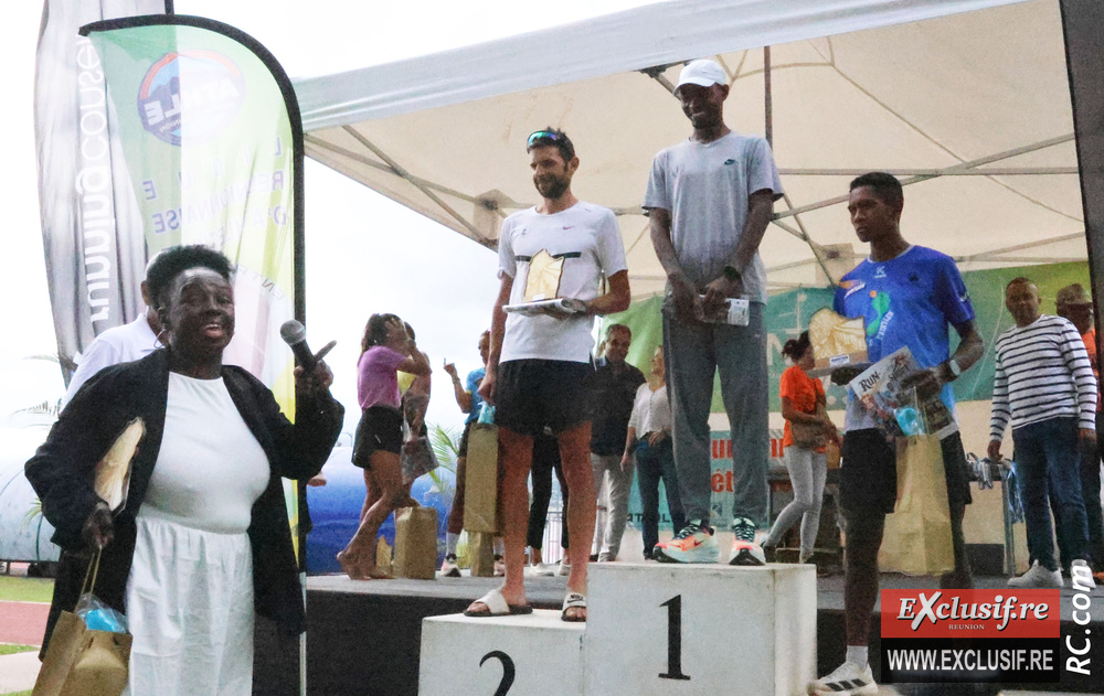Dans la langue de Shakespeare, Patricia Profil s'est adressé au Sud-Africain Tumisang pour le féliciter et le remercier d'être venu participer au Marathon de la Corniche