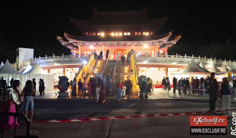 Le plus grand temple dédié à Guandi illuminé le soir de l'anniversaire du guerrier déifié