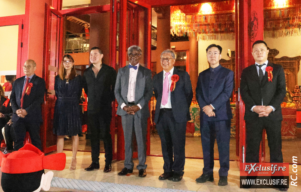 Les officiels : Eric Ah-Hot, président du Panther-Club, Sandrine Aho-Nienne, adjointe au maire de Saint-Pierre, David Li, représentant la Chambre de Commerce de La Réunion , Jean-Bernard Maratchia, conseiller régional, Alex How-Choong, président de l'association Grandi de Saint-Pierre, Chen Xiaolei, Consul de Chine à La Réunion, Miao Yingrong, président de l'association des commerçants de Zhejiang à La Réunion.