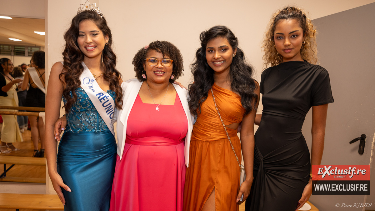 Juliana Mdoihoma, entourée de trois Miss Réunion: Laetitia Roguet, Dana Virin, et Marine Futol