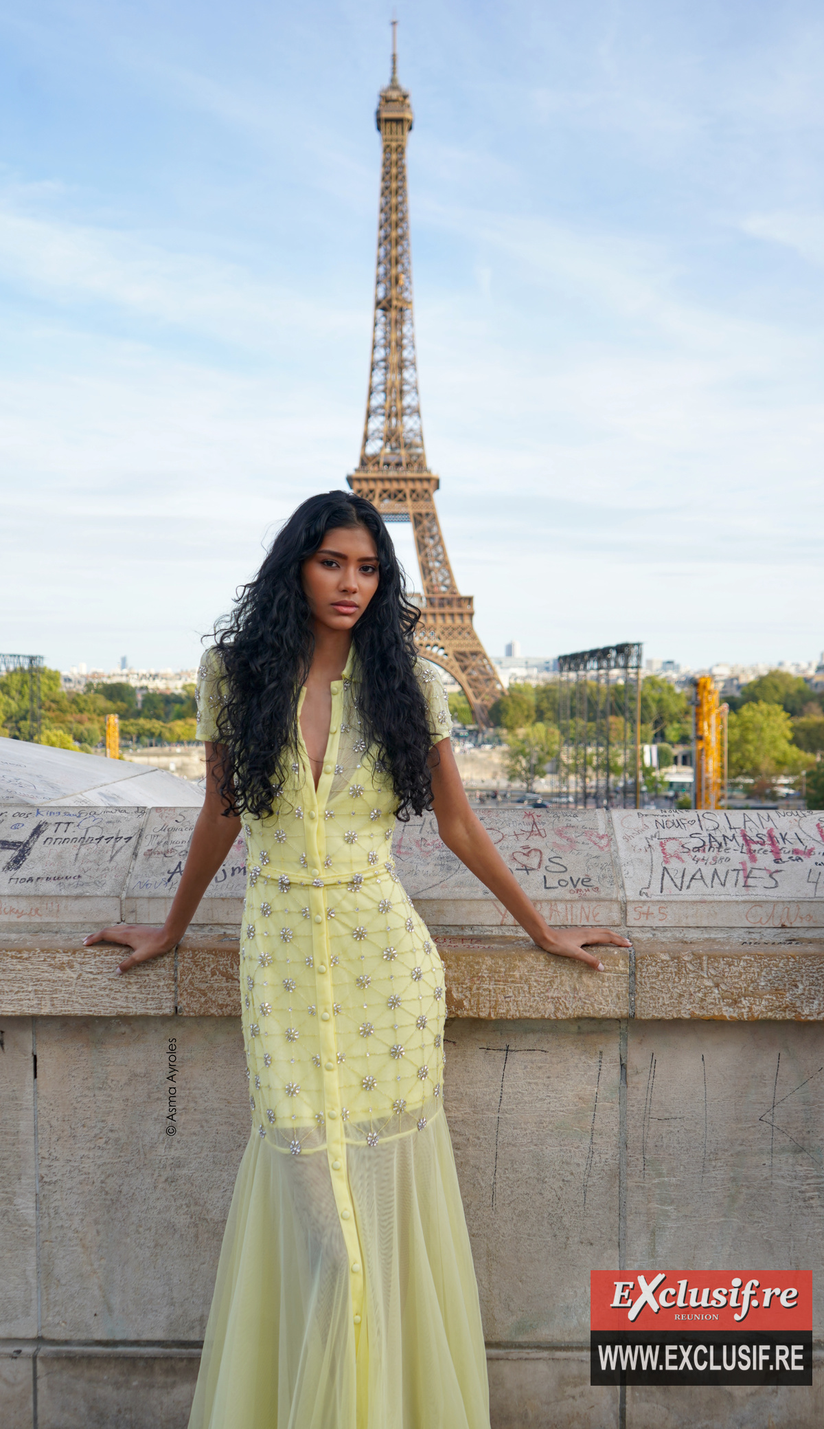 Elle débute sa carrière à Paris...