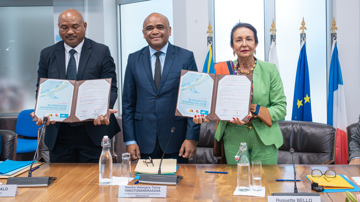 Accord signé par Nasolo Adakalo, Chef de la Région Boeny, Tiaray Rakotonandrasana, Ministre malgache de l'Intérieur et de la Décentralisation, et Huguette Bello, présidente de la Région Réunion