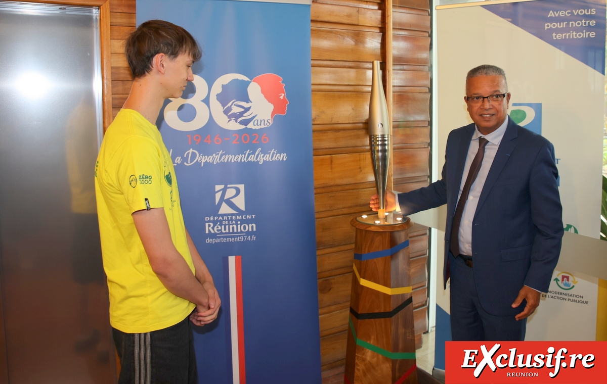 Cyrille Melchior, Président du Conseil départemental,  installe la torche olympique de Paris 2024 de façon permanente dans les locaux du Département aux côtés de Léo Grosset champion de France de l'escalade de vitesse