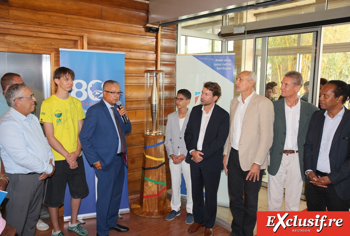 Présentation officielle du socle de la torche olympique à l'Hôtel du Département par Cyrille Melchior, en présence des acteurs clés du sport réunionnais et de la relève péi