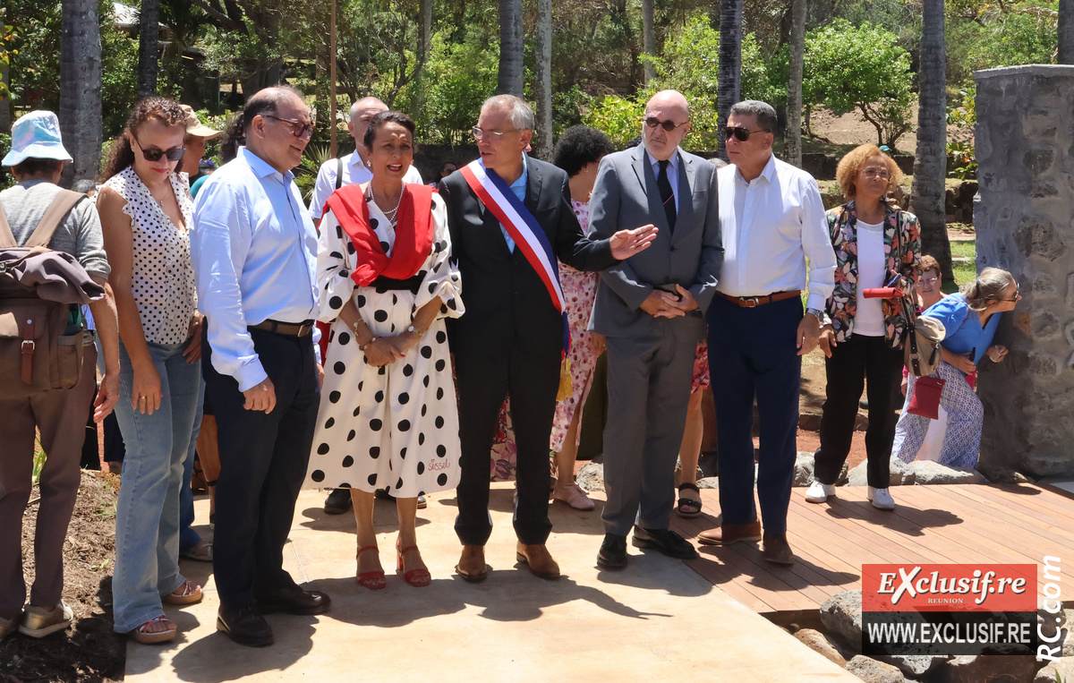 Les officiels font la visite des lieux