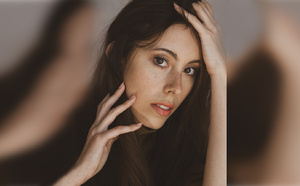 July Alquier, artiste-peintre et mannequin: un parcours atypique