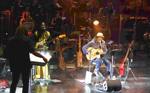 Ziskakan et l'Orchestre de la Région Réunion sur scène