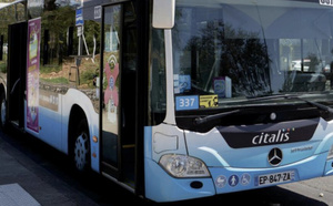 Le bus a terminé sa course contre le trottoir...