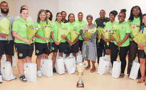 Football féminin: les championnes du Saint-Denis Football Club honorées