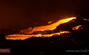 Piton de la Fournaise: images spectaculaires de la coulée vers la mer