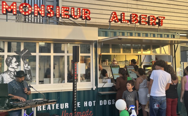 Il s'agit d'un food truck implanté près du célèbre rond-point MacDo de Saint-Pierre