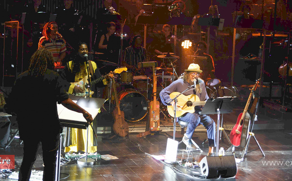 Ziskakan et l'Orchestre de la Région Réunion sur scène