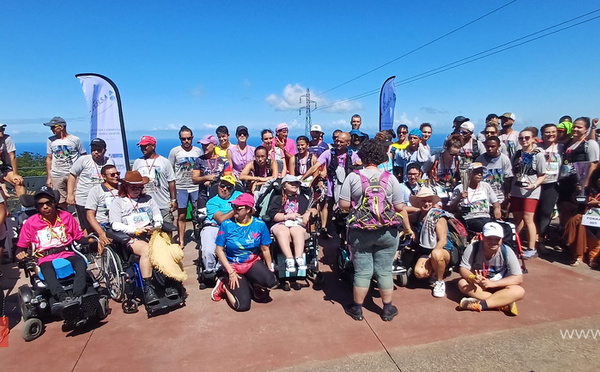 Sous un ciel bleu-azur, en compagnie de «toutes» les joëlettes de La Réunion