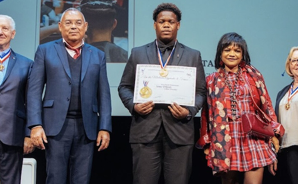 Cérémonie officielle sur la scène du Théâtre du Châtelet à Paris