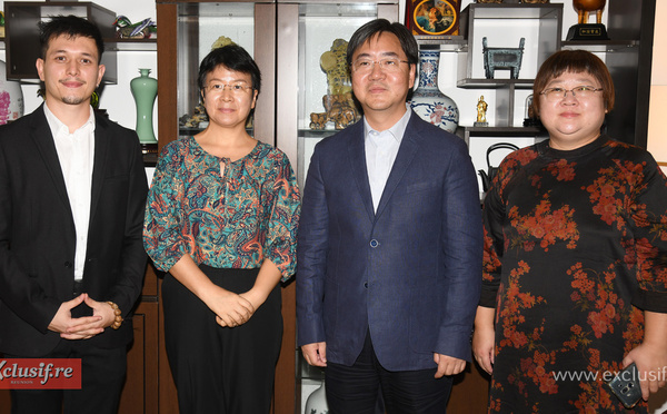  CHEN Xiaolei (au centre), le Consul général, et les intervenants 