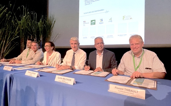 Olivier Fontaine, président de la Chambre d'Agriculture, Huguette Bello, présidente de la Région Réunion, Patrice Latron, Préfet de La Réunion, Cyrille Melchior, président du Département, et Florent Thibault, co-président du CPCS, lors de la signature de l'accord partenarial