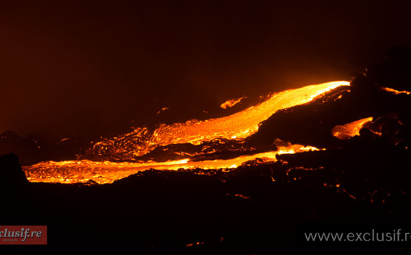 Piton de la Fournaise: images spectaculaires de la coulée vers la mer