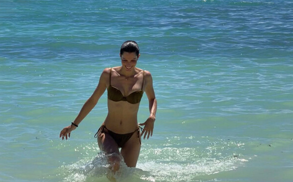 Iris Mittenaere en vacances à Maurice avec son compagnon Antoine Dupont